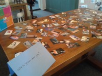 /album/fotogalerij/kaarten-op-tafel-jpg/